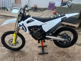 Moto Husqvarna FC Blanca  250 cc 4 tiempos.