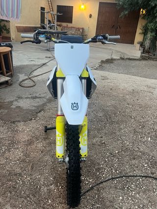 Moto Husqvarna FC Blanca  250 cc 4 tiempos.