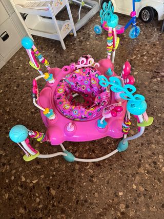 Saltador para bebé rosa con juguetes