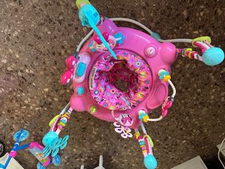 Saltador para bebé rosa con juguetes