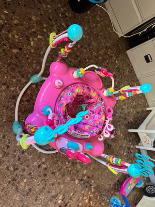 Saltador para bebé rosa con juguetes