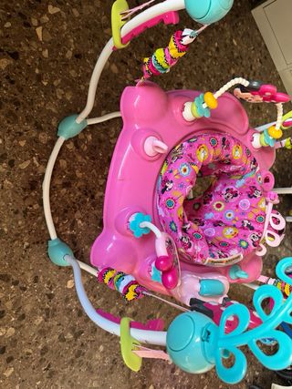 Saltador para bebé rosa con juguetes