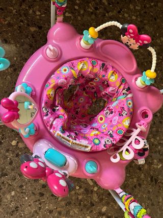 Saltador para bebé rosa con juguetes