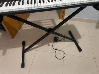 Piano Casio Casiotone CT-S300 con patas