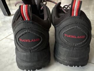 Zapatillas deportivas negras y rojas. Montañismo