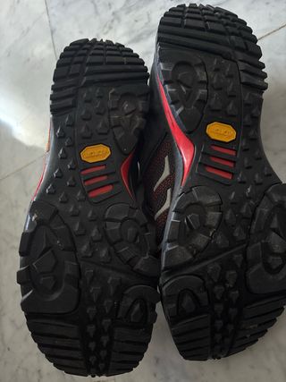 Zapatillas deportivas negras y rojas. Montañismo