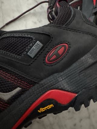 Zapatillas deportivas negras y rojas. Montañismo