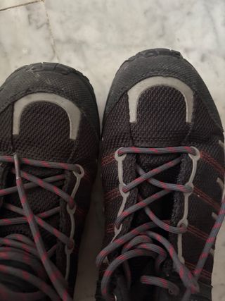 Zapatillas deportivas negras y rojas. Montañismo