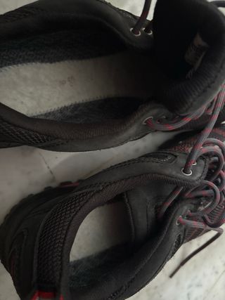 Zapatillas deportivas negras y rojas. Montañismo