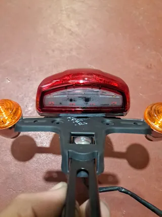 Faro Trasero y Direccionales Triumph Thruxton