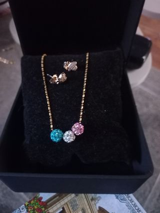 Collar y pendientes con cuentas brillantes