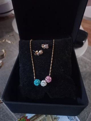 Collar y pendientes con cuentas brillantes
