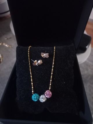 Collar y pendientes con cuentas brillantes