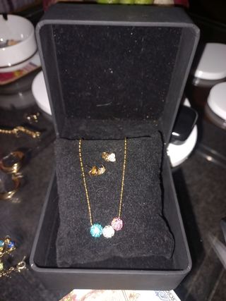 Collar y pendientes con cuentas brillantes