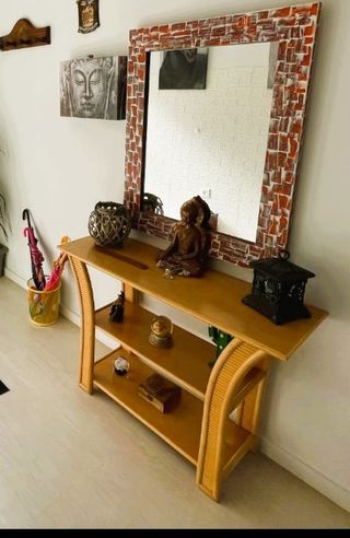 Recibidor de madera y ratán