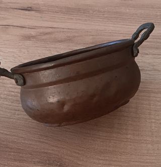 Olla antigua de cobre con asas