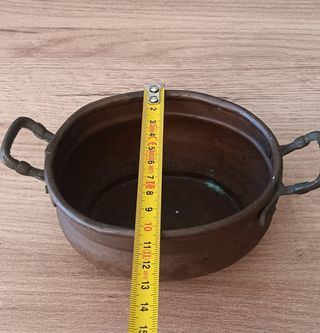 Olla antigua de cobre con asas