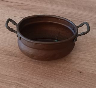 Olla antigua de cobre con asas