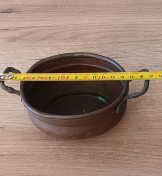Olla antigua de cobre con asas