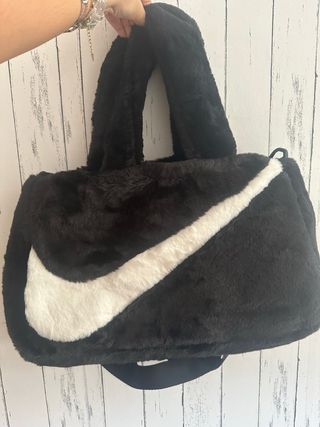 Bolso Nike de pelo negro y blanco