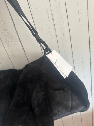 Bolso Nike de pelo negro y blanco