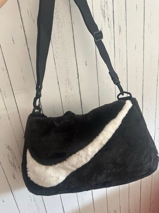 Bolso Nike de pelo negro y blanco