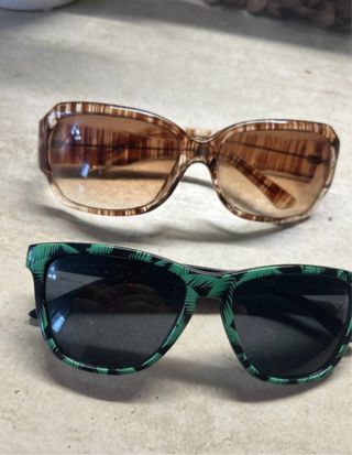 Occhiali da sole marroni e verdi