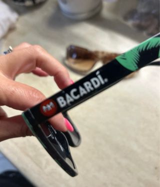 Occhiali da sole marroni e verdi