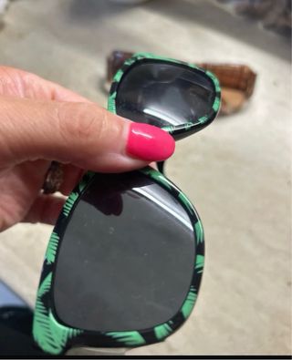 Occhiali da sole marroni e verdi