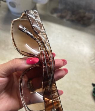 Occhiali da sole marroni e verdi