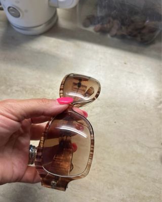 Occhiali da sole marroni e verdi