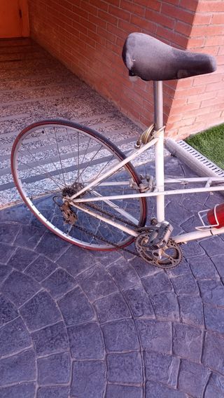 Bicicleta de carretera vintage blanca