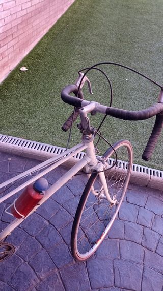 Bicicleta de carretera vintage blanca