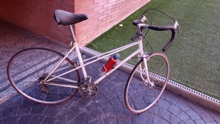 Bicicleta de carretera vintage blanca