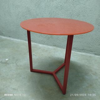 Mesita auxiliar redonda metálica roja
