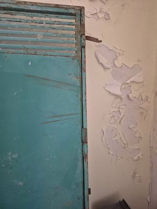 PUERTA DE CHAPA, INTERIOR Y EXTERIOR. 