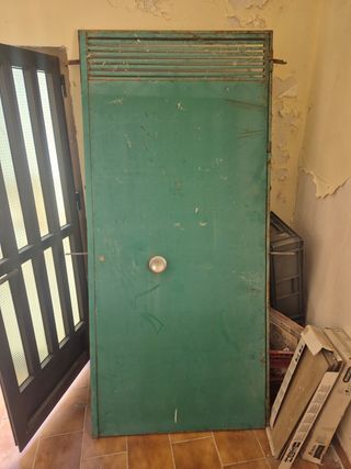 PUERTA DE CHAPA, INTERIOR Y EXTERIOR. 