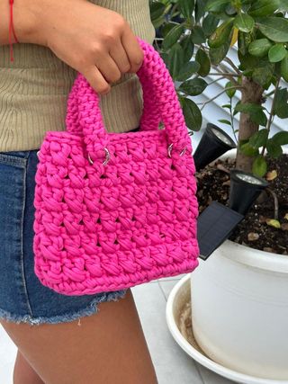 Bolso de mano tejido rosa