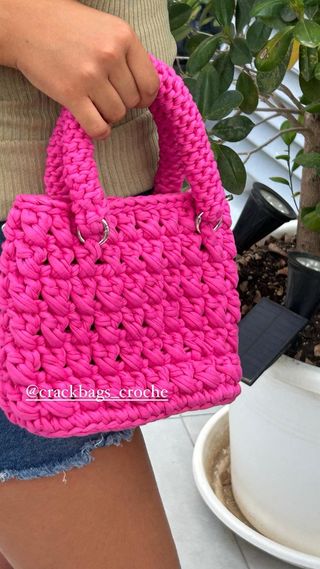 Bolso de mano tejido rosa