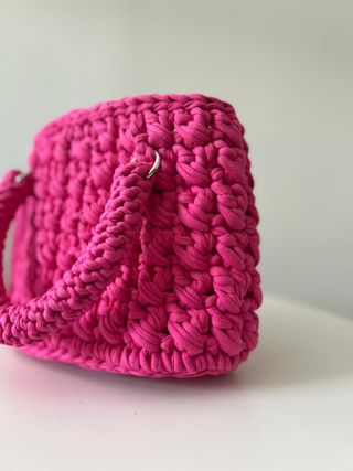 Bolso de mano tejido rosa