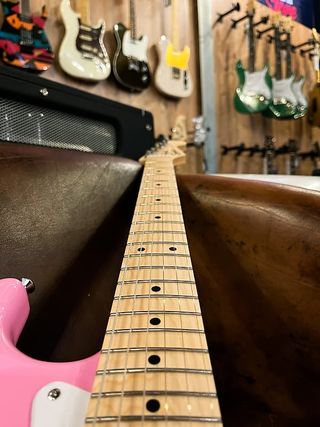 Guitarra Squier Rosa+ correa rosa( oferta)