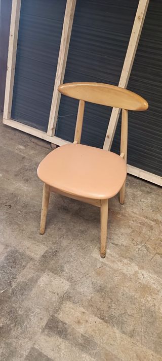 Silla de madera color beige