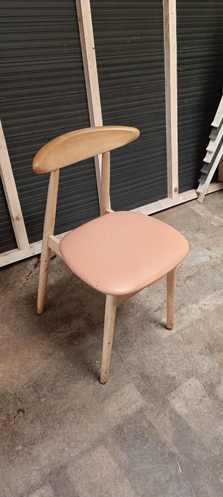 Silla de madera color beige