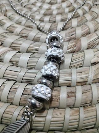 Collar plateado con colgante de pluma