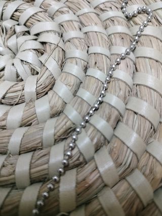 Collar plateado con colgante de pluma