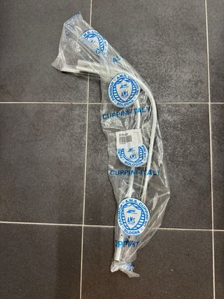 Bordón escudo frontal Vespa cromado. Nuevo.