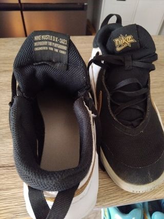 Zapatillas Nike Hustle DX-SU21 Negras y Doradas
