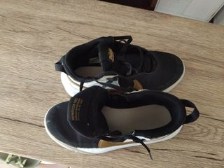 Zapatillas Nike Hustle DX-SU21 Negras y Doradas