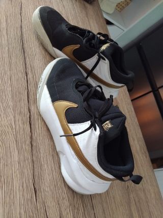 Zapatillas Nike Hustle DX-SU21 Negras y Doradas