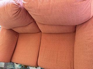 Sofá de dos plazas color teja